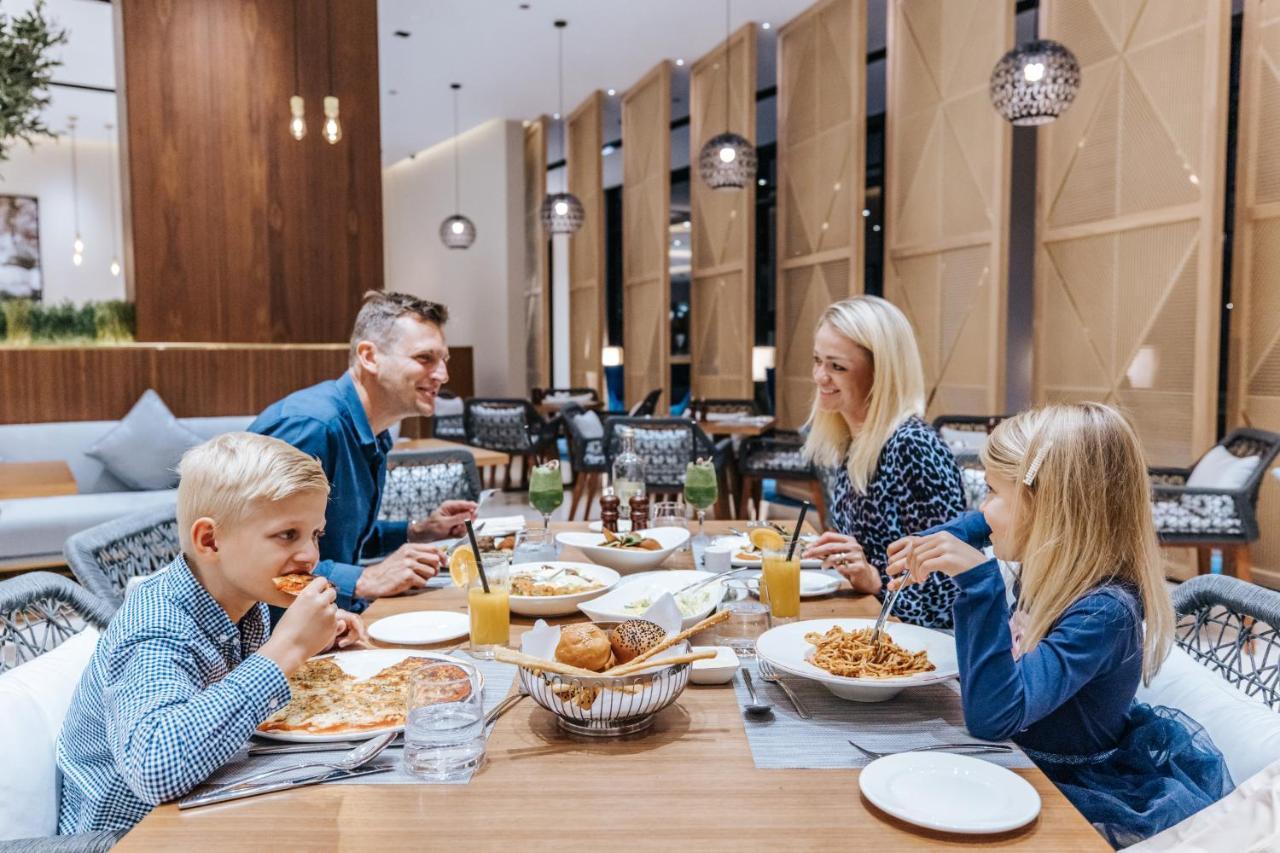 Maani Muscat Hotel & Suites Zewnętrze zdjęcie